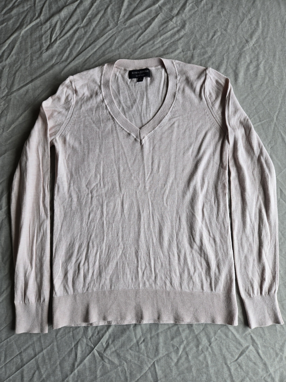 Banana Republic Women's Pale Pink V-Neck Sweater